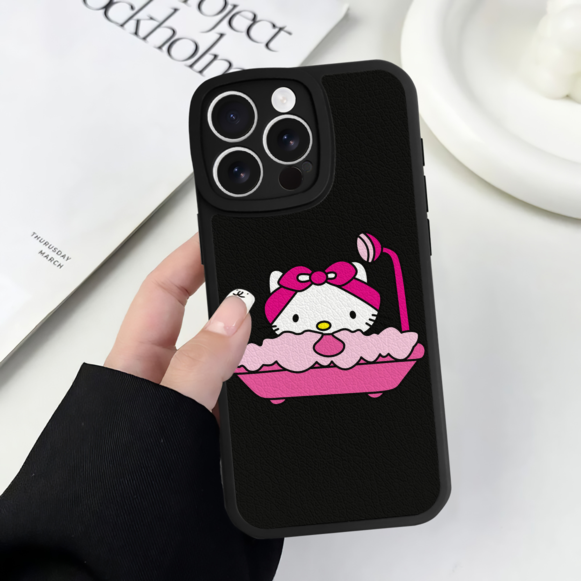 （画像用） Hello Kitty ハローキティ 【iPhone 16シリーズ対応】シリコンスマホケース（レザー調） 材質：シリコン